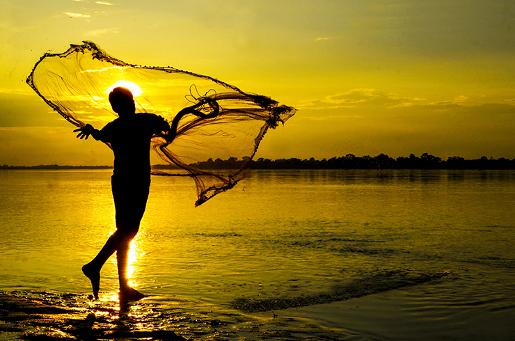 Рыбак на берегу реки Брахмапутра