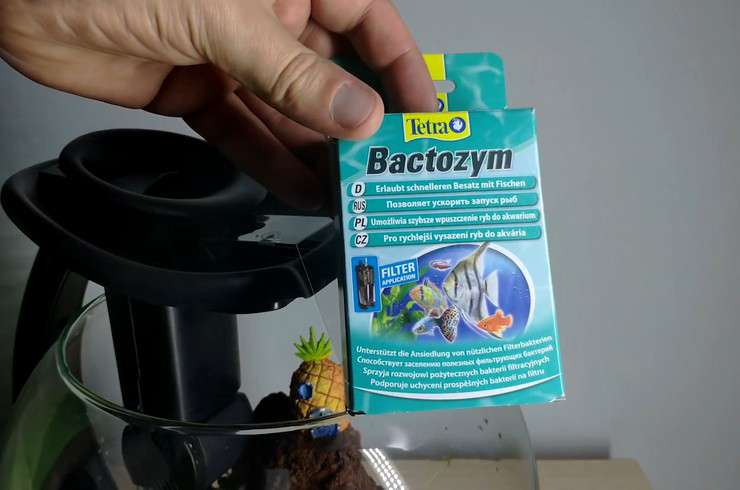 Tetra Bactozym filtre süngeri üzerinde faydalı bakteriler için bir besin tabakası oluşturmaktadır
